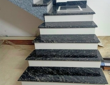 Cầu thang đá đen nhiệt đới